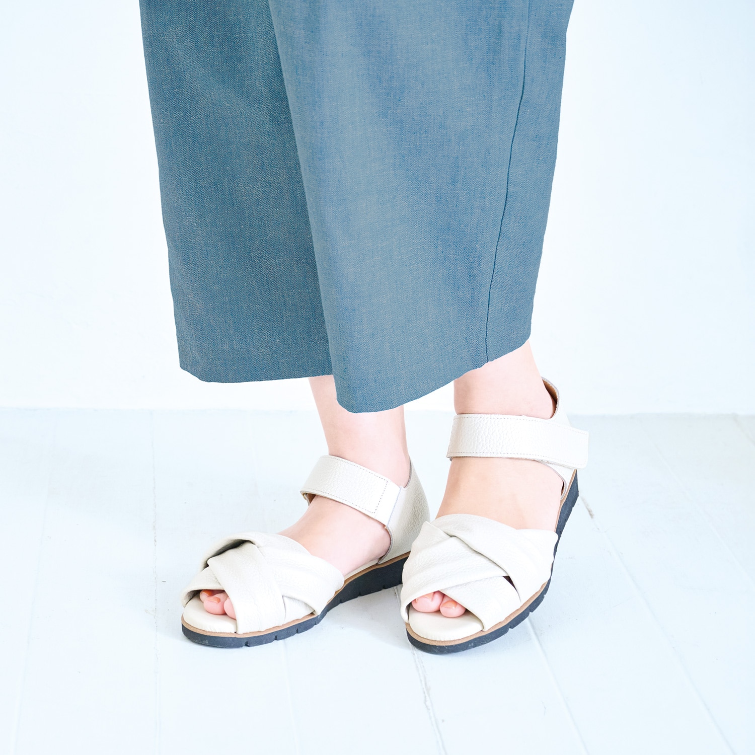 やわらか牛革クロスサンダル