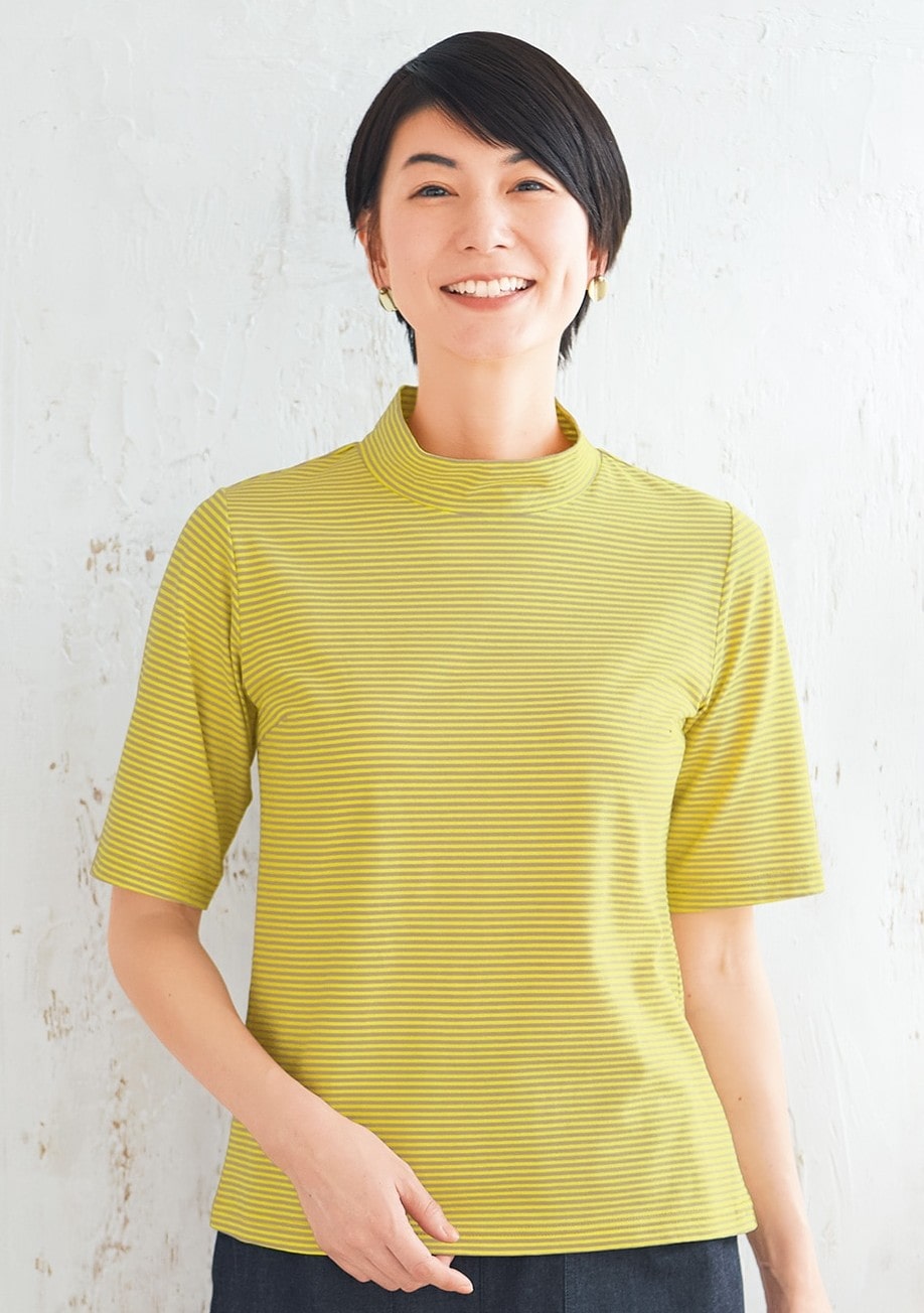 涼感五分袖ハイネックを着て微笑むモデル。楽に着られて気持ちいい